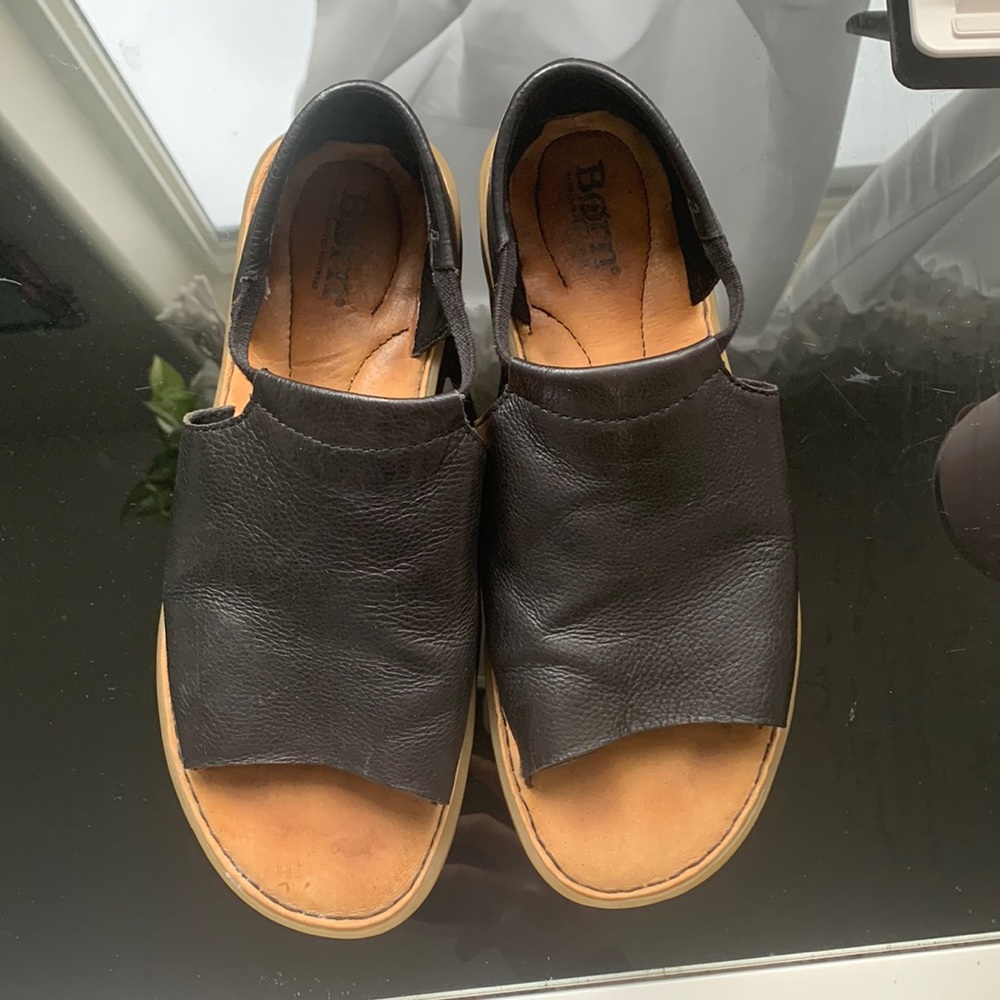 SIZE 8 BORN LEATHER SANDALS